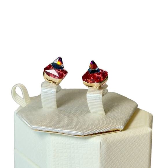 Swarovski Ortyx stud earrings Pyramid cut, Pink, Gold-tone plated - Picture 2 of 7